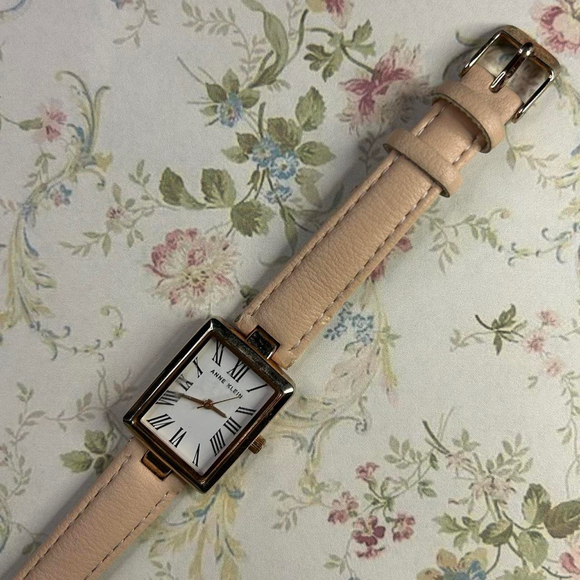 🐞Adorable Baby Pink Leather Band Watch🐞 - Picture 4 of 7